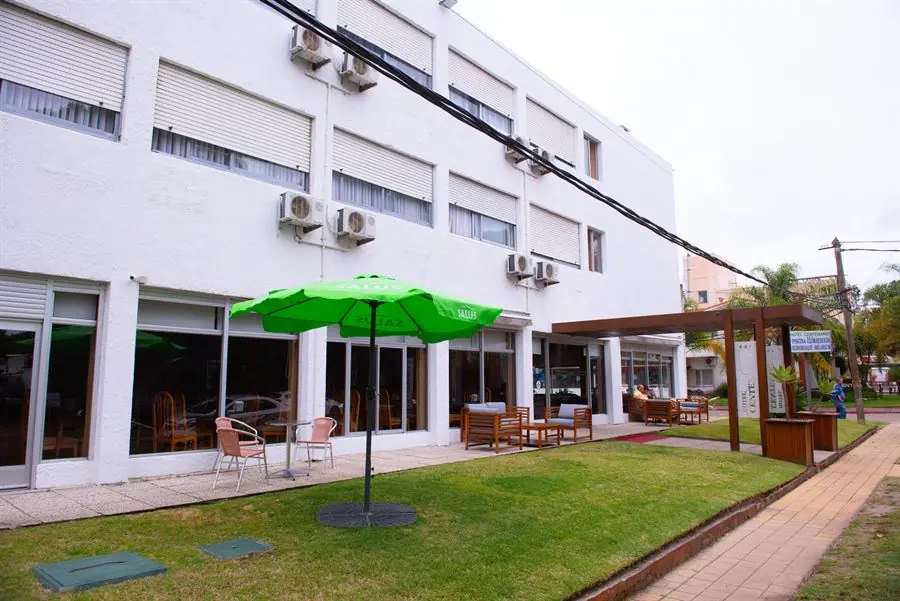 Fachada del Hotel Centenario con su jardín